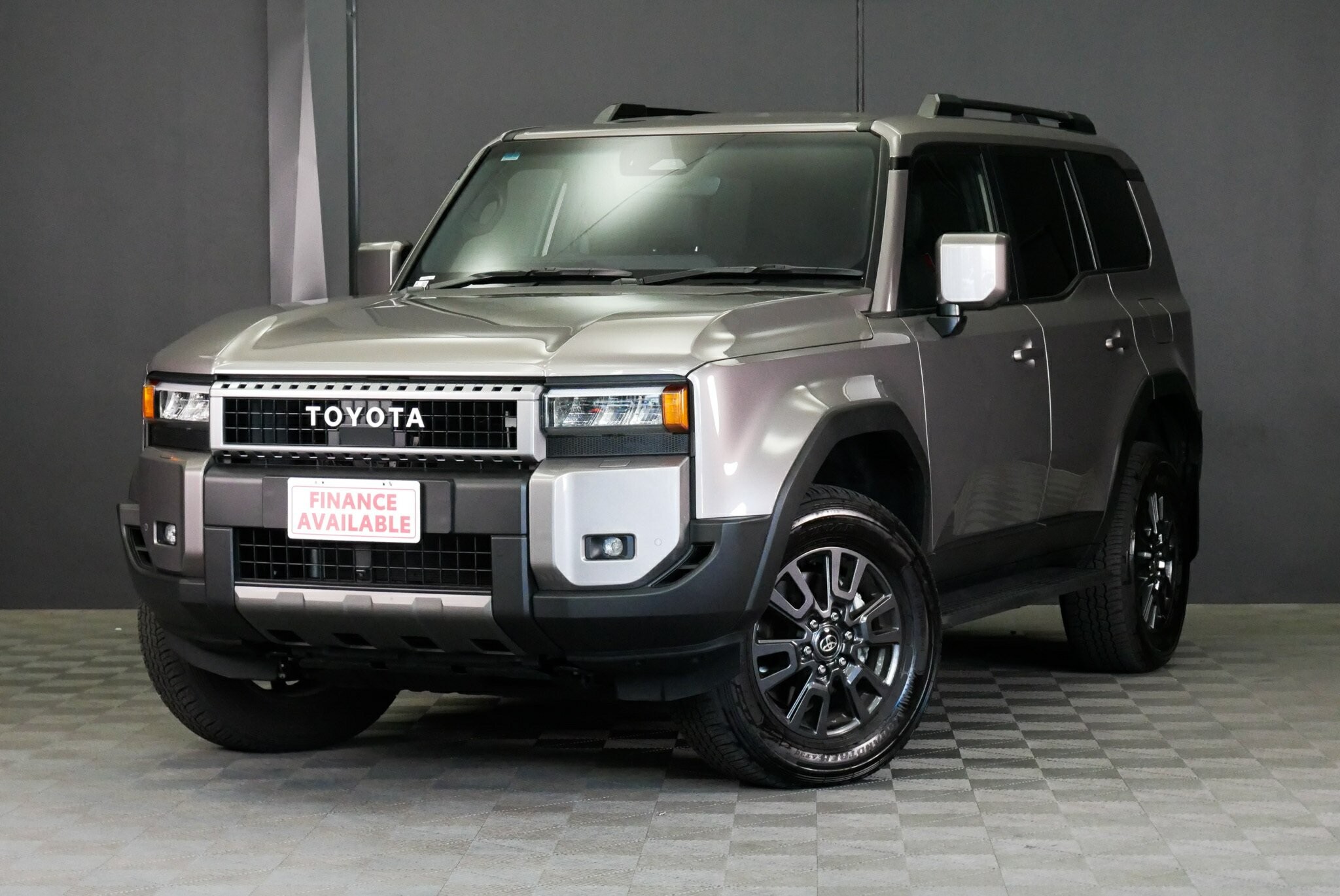 Toyota Landcruiser Prado image 3