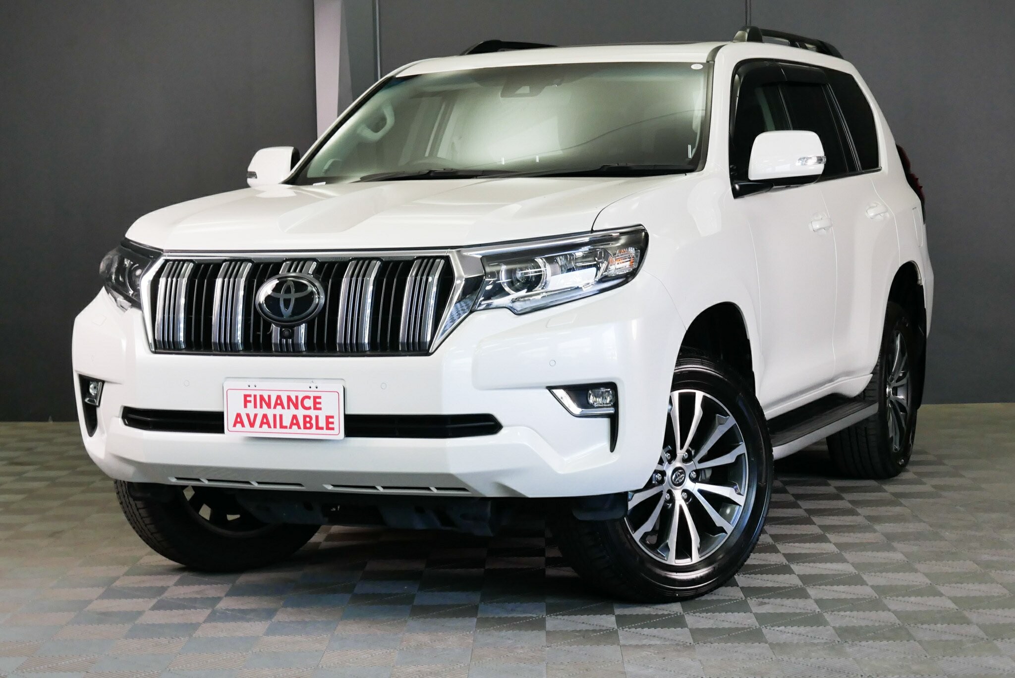 Toyota Landcruiser Prado image 3