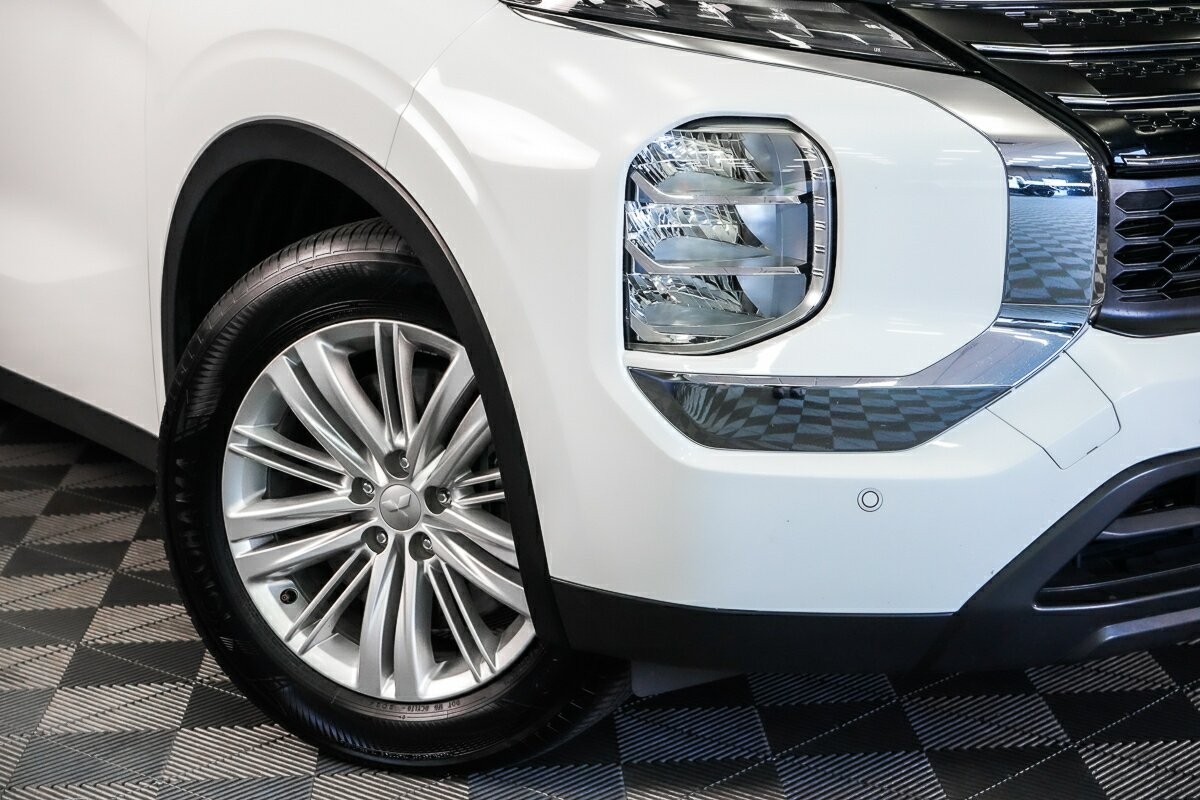 Mitsubishi Outlander image 2
