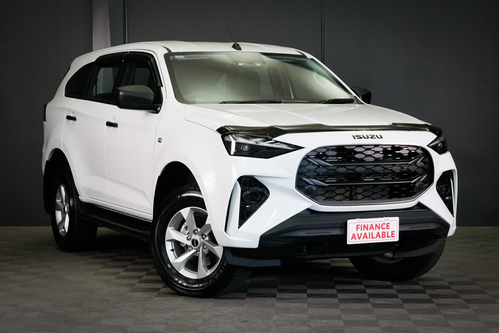 Isuzu Mu-x image 1