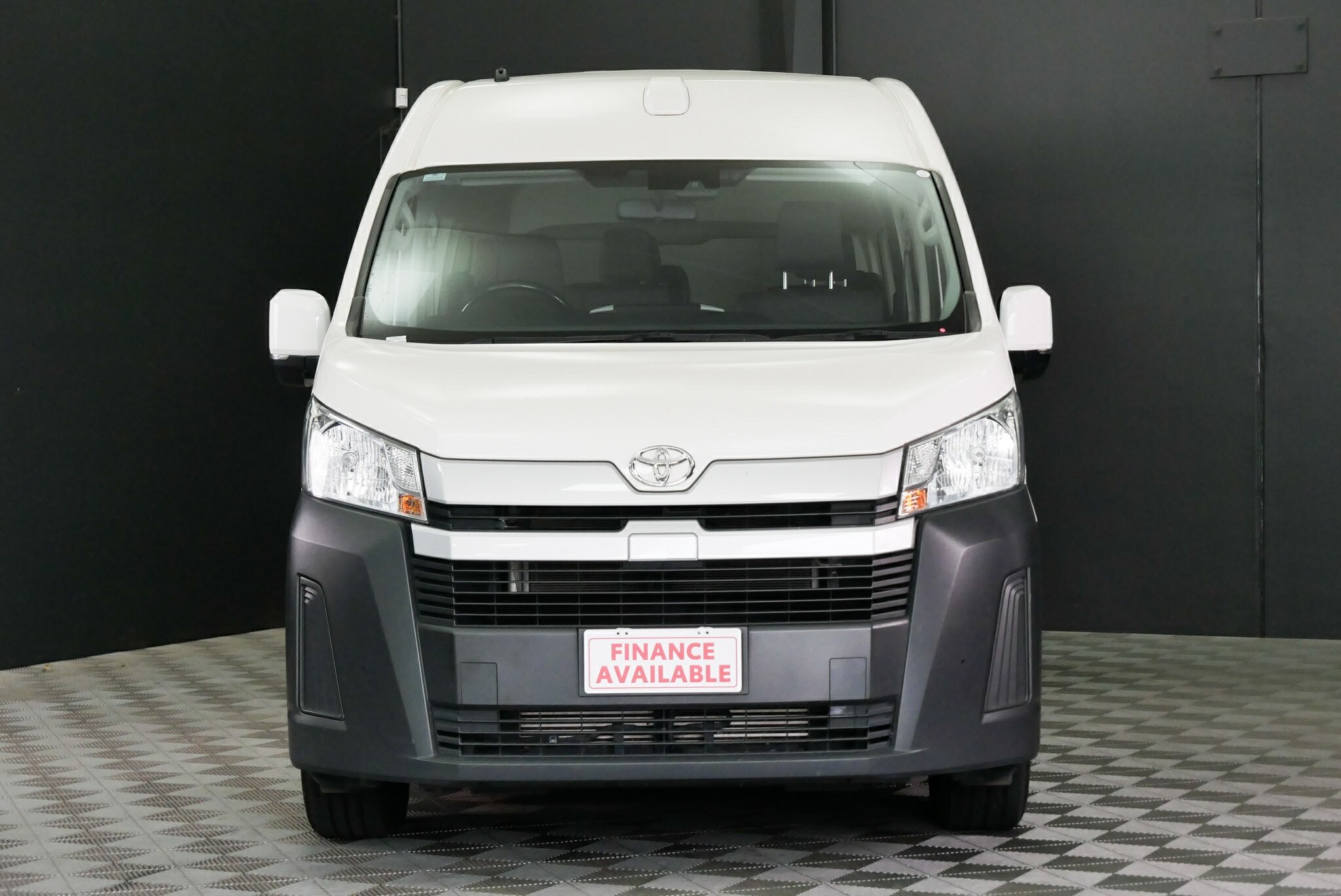 Toyota Hiace image 2