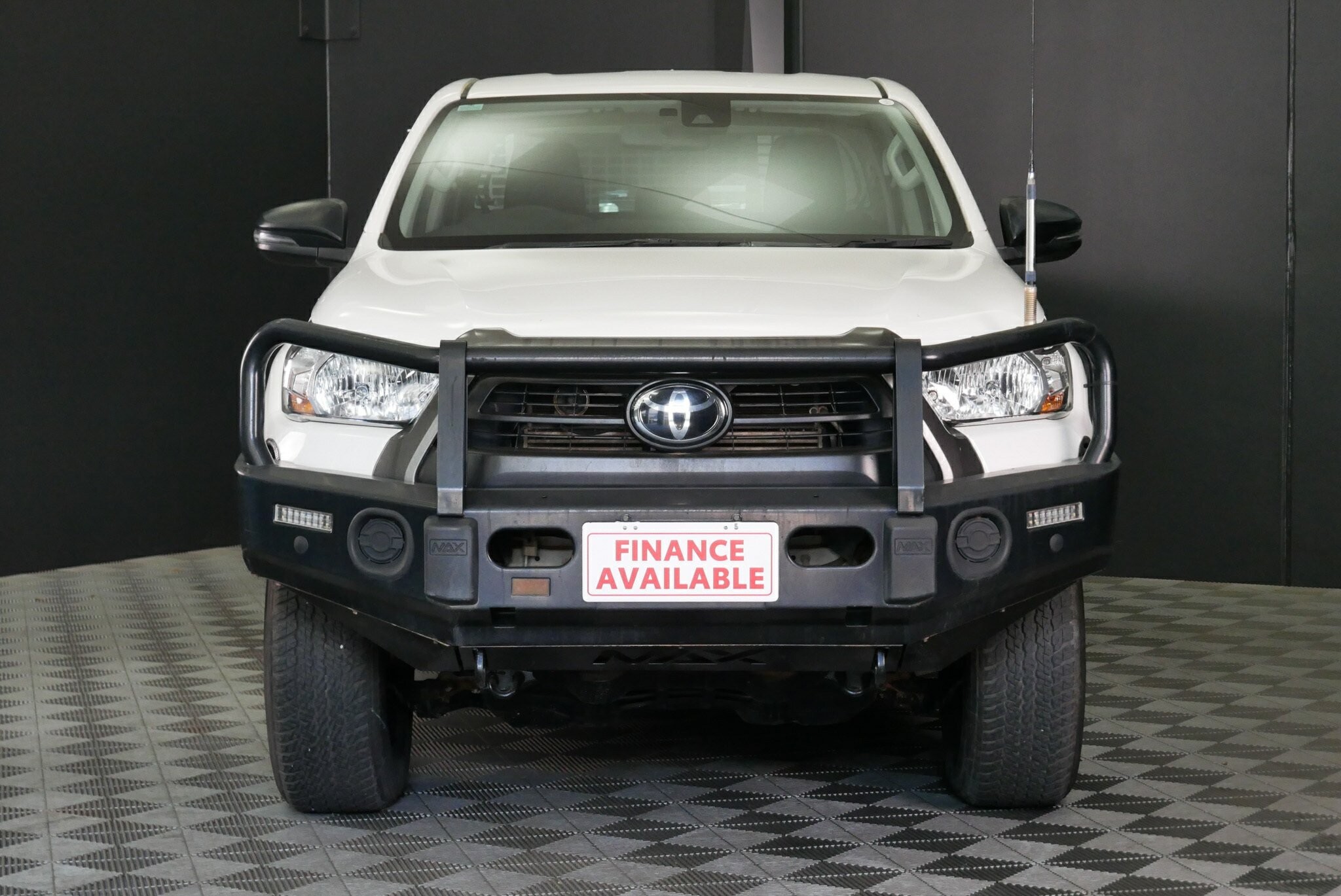 Toyota Hilux image 2