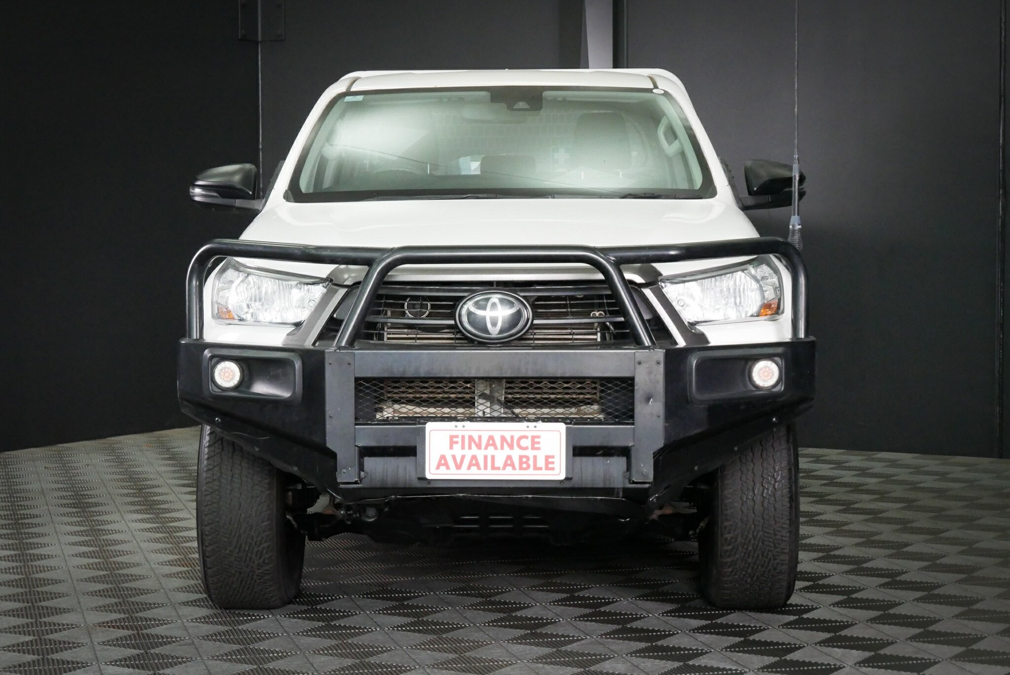 Toyota Hilux image 2