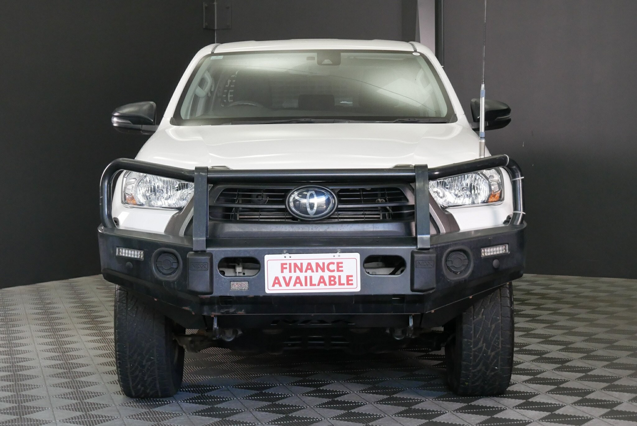 Toyota Hilux image 2