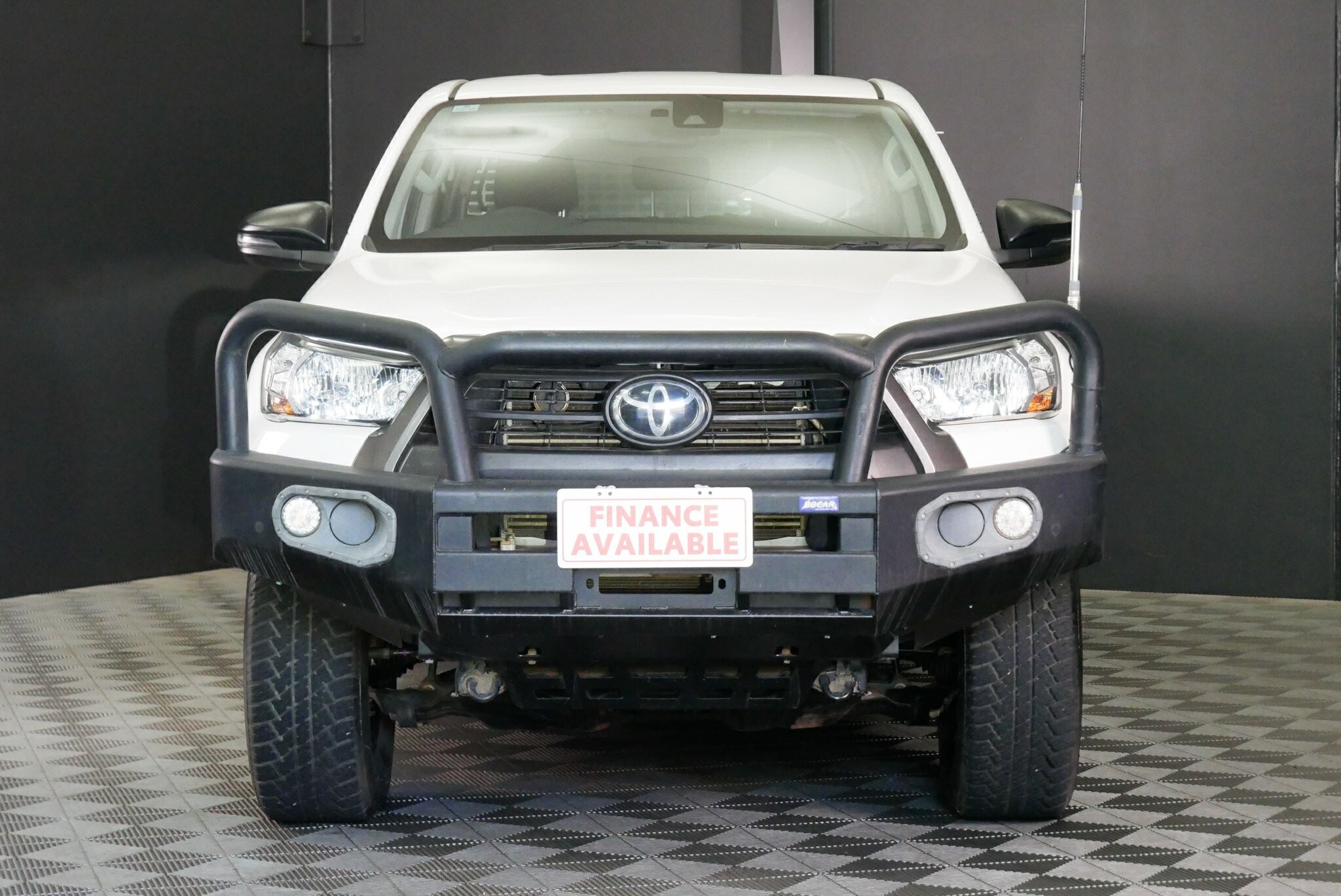 Toyota Hilux image 2