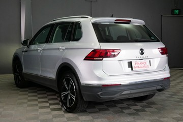 https://vehicle-cdn.autoleague.cloud/30640_U111037_6.jpg