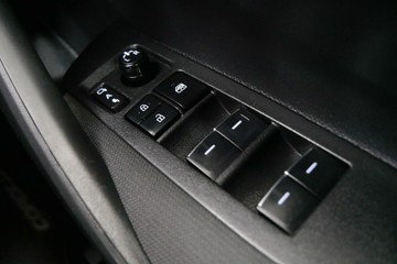https://vehicle-cdn.autoleague.cloud/30640_U111097_15.jpg