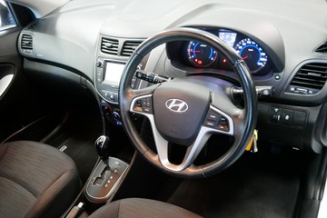 https://vehicle-cdn.autoleague.cloud/30640_U111205_8.jpg