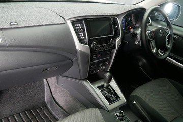 https://vehicle-cdn.autoleague.cloud/30640_U111273_17.jpg