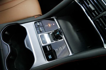https://vehicle-cdn.autoleague.cloud/30640_U111275_12.jpg