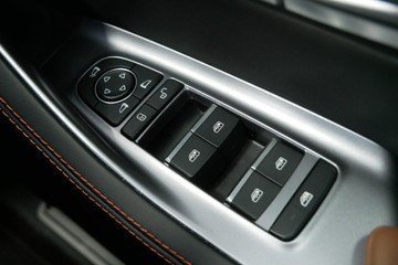 https://vehicle-cdn.autoleague.cloud/30640_U111275_15.jpg
