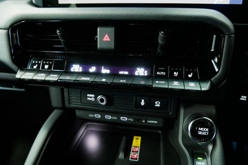 https://vehicle-cdn.autoleague.cloud/30640_U111303_12.jpg