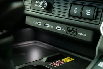 https://vehicle-cdn.autoleague.cloud/30640_U111303_13.jpg
