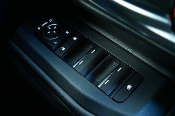 https://vehicle-cdn.autoleague.cloud/30640_U111303_16.jpg