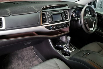 https://vehicle-cdn.autoleague.cloud/30640_U111337_18.jpg