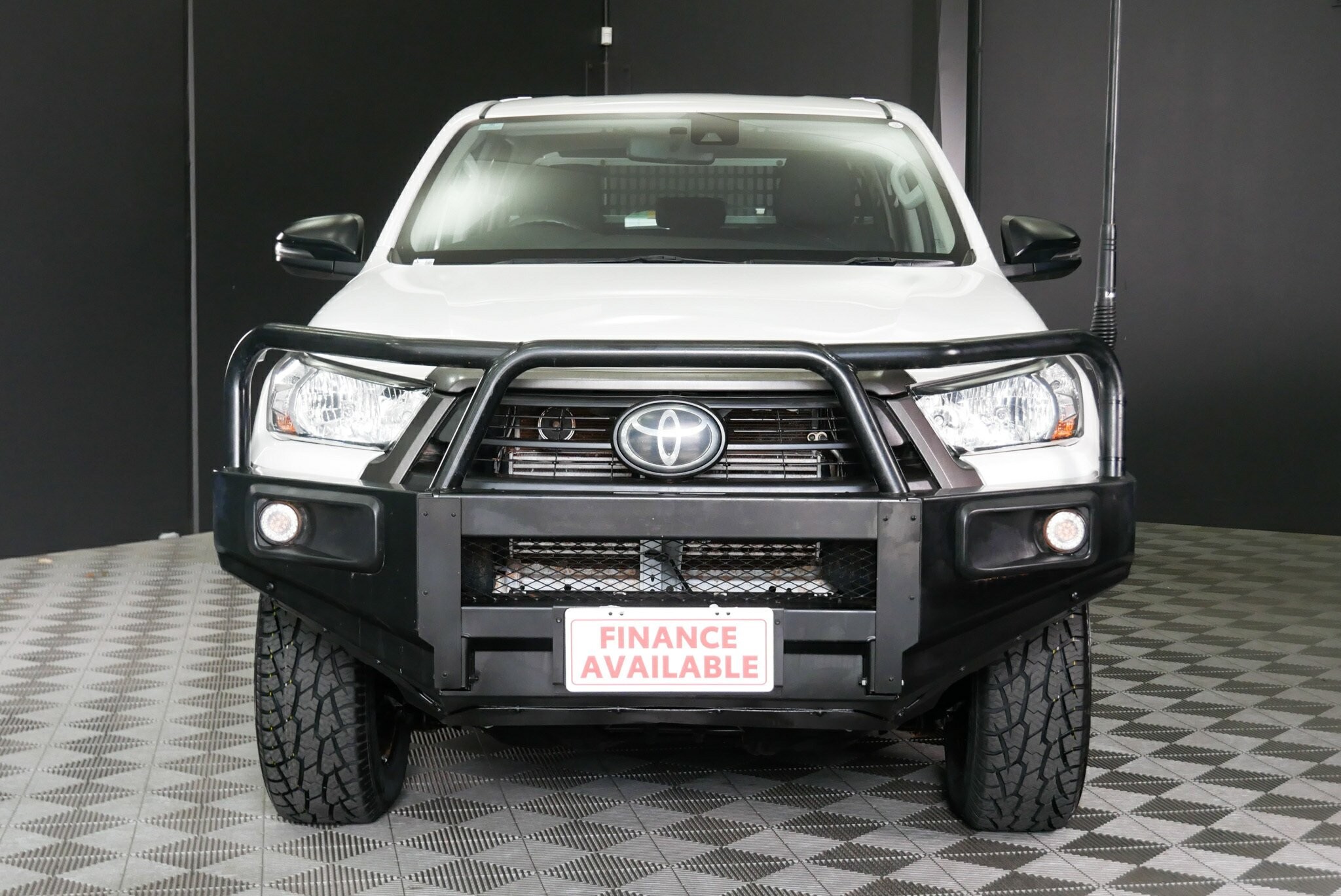 Toyota Hilux image 2
