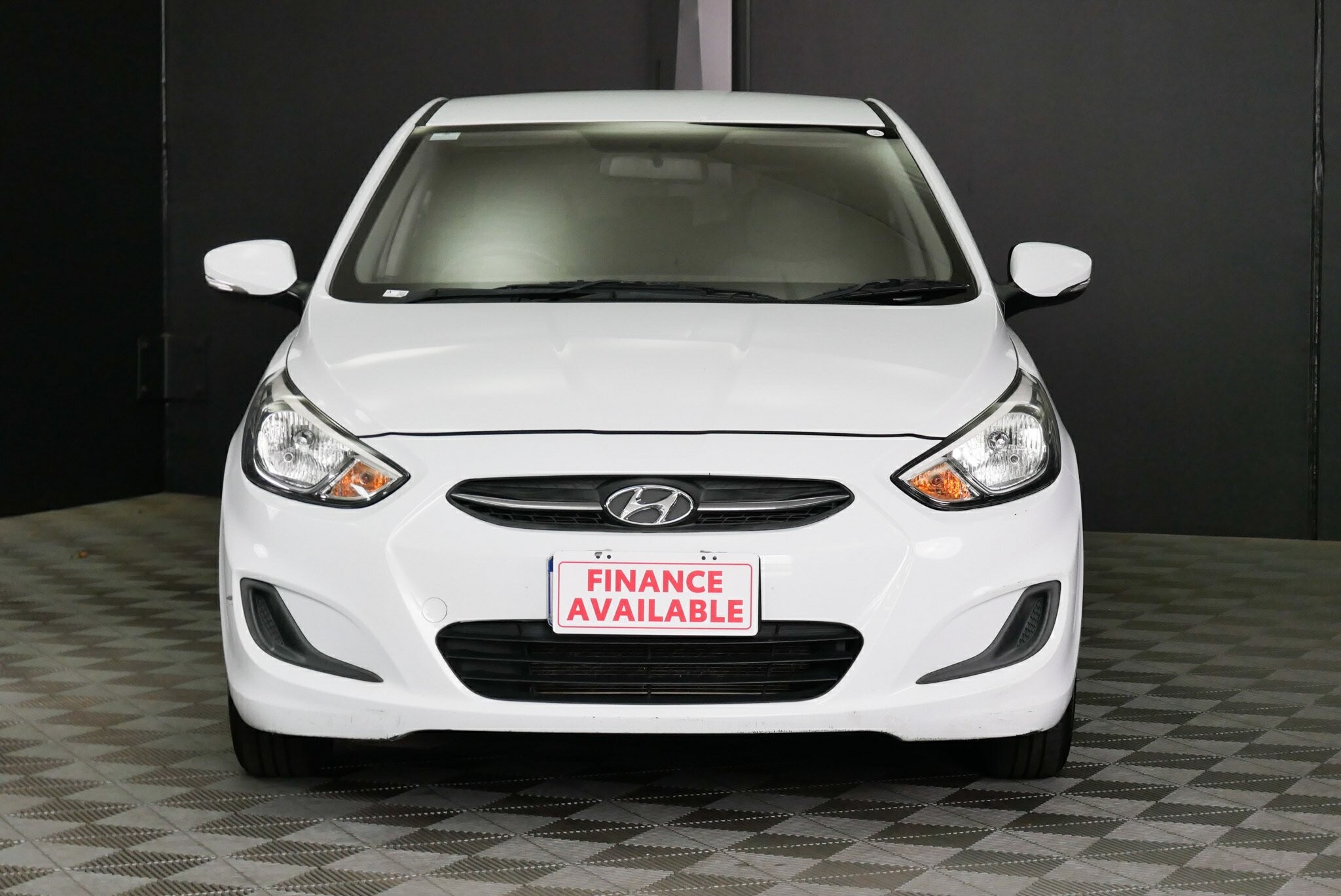 Hyundai Accent image 2