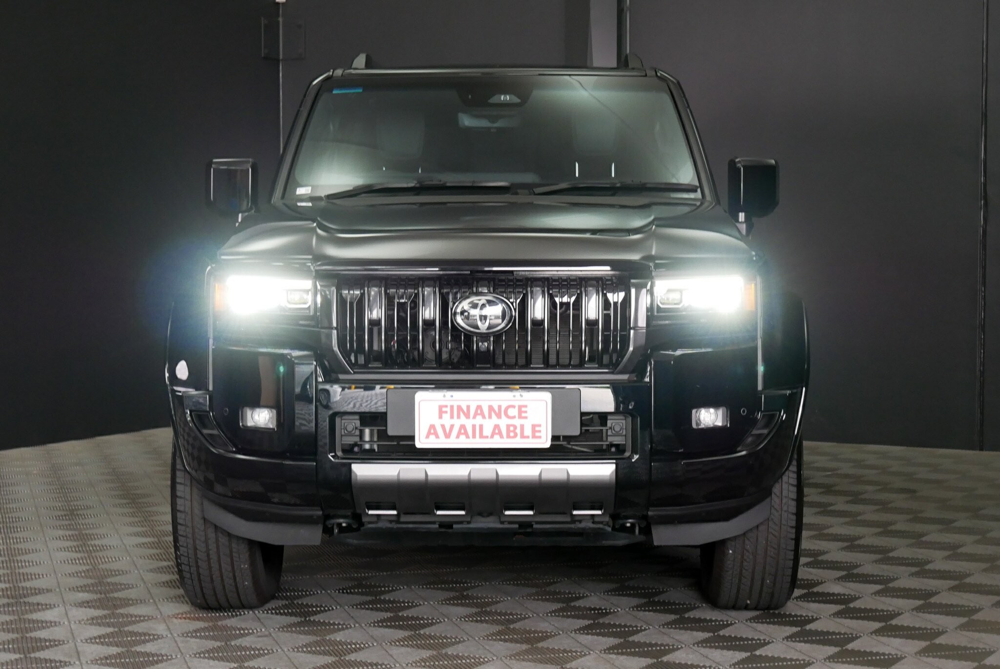 Toyota Landcruiser Prado image 2