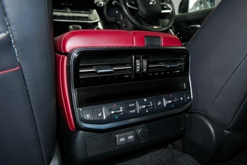 https://vehicle-cdn.autoleague.cloud/30640_U111448_20.jpg