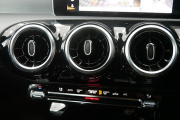 https://vehicle-cdn.autoleague.cloud/30640_U111497_12.jpg