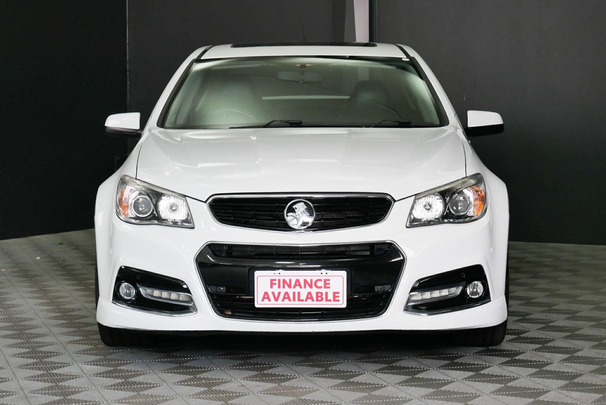 Holden Commodore image 2