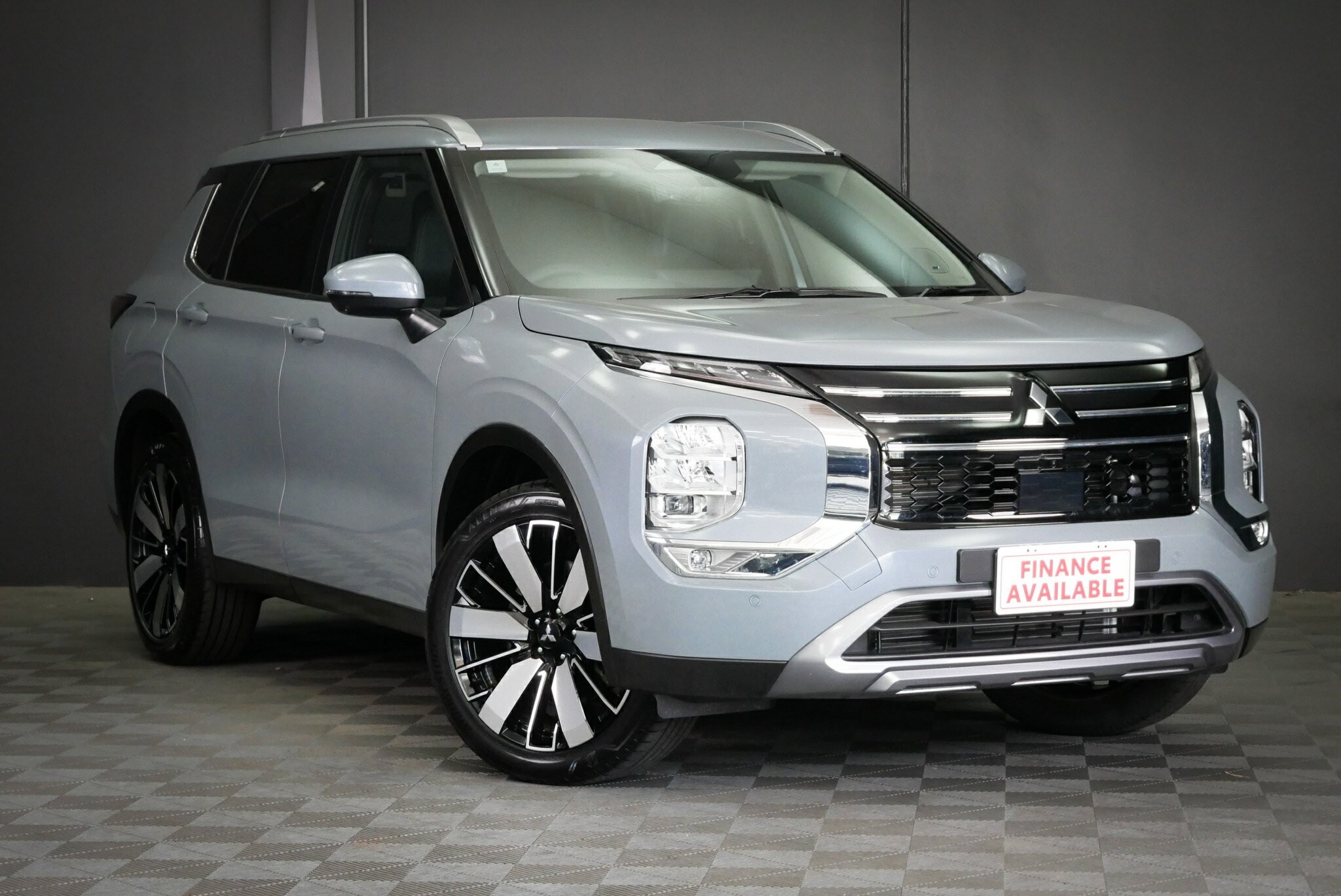 Mitsubishi Outlander image 1