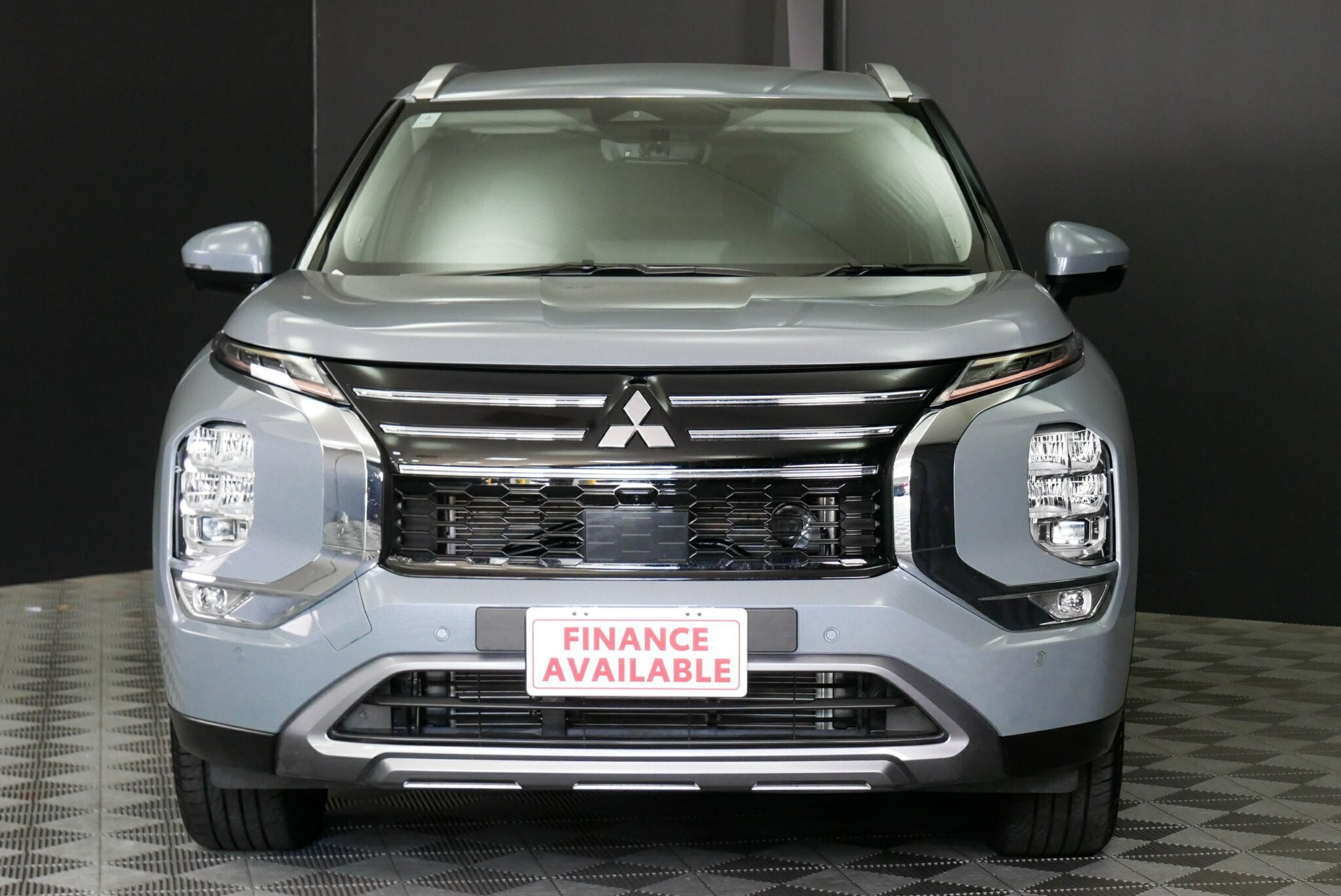 Mitsubishi Outlander image 2