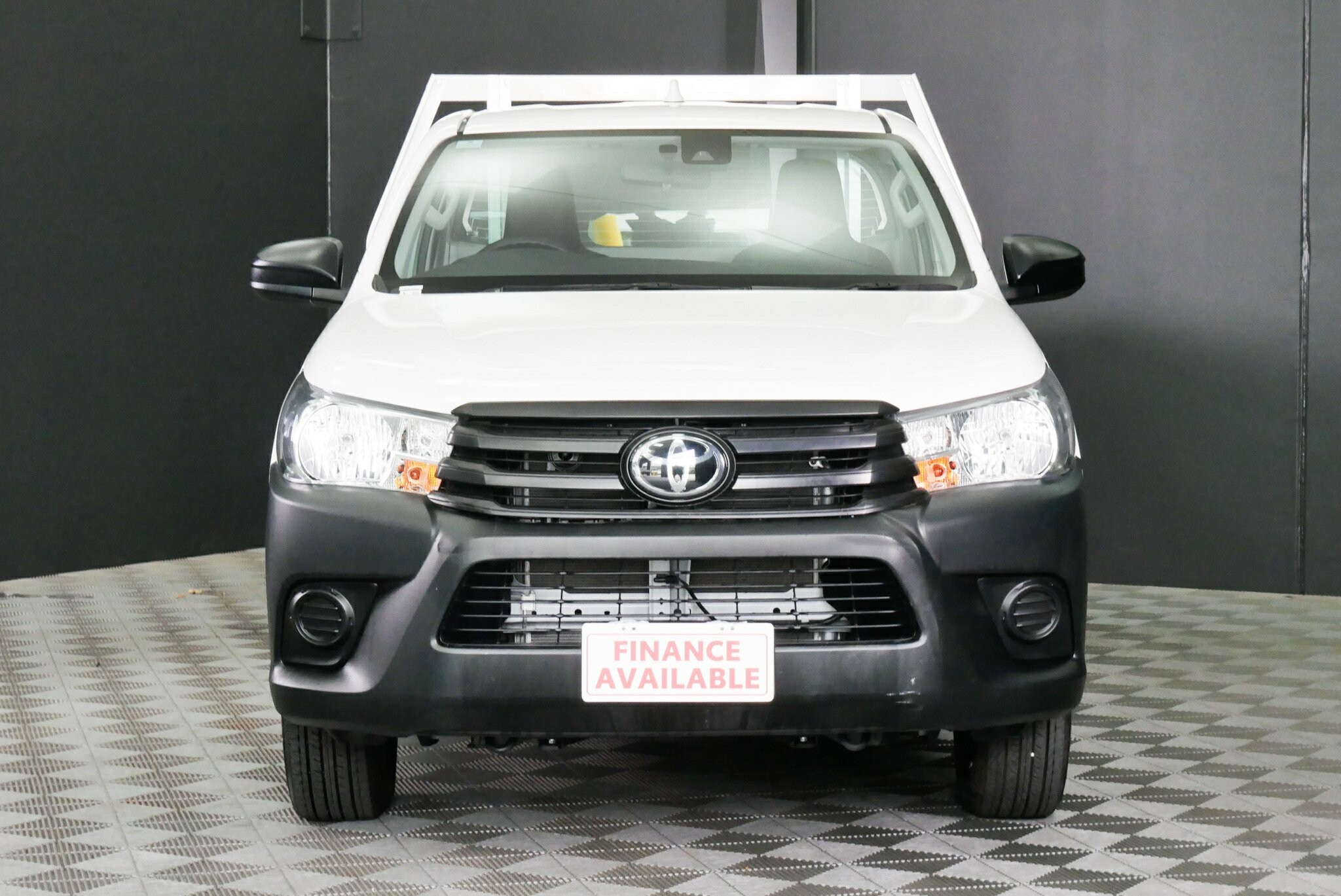 Toyota Hilux image 2