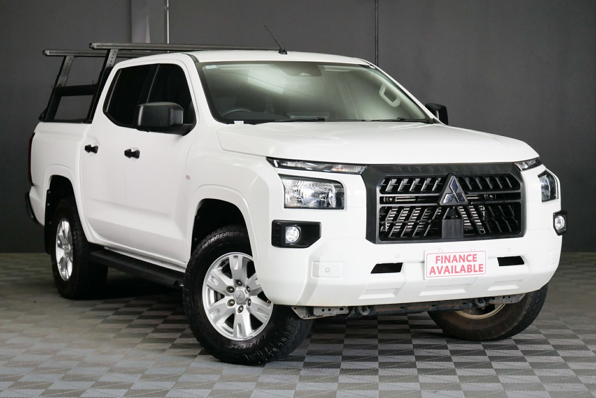 Mitsubishi Triton image 1