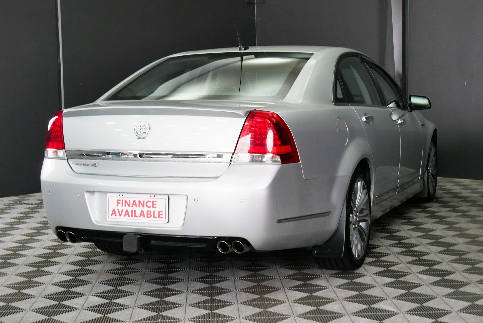 Holden Caprice image 4