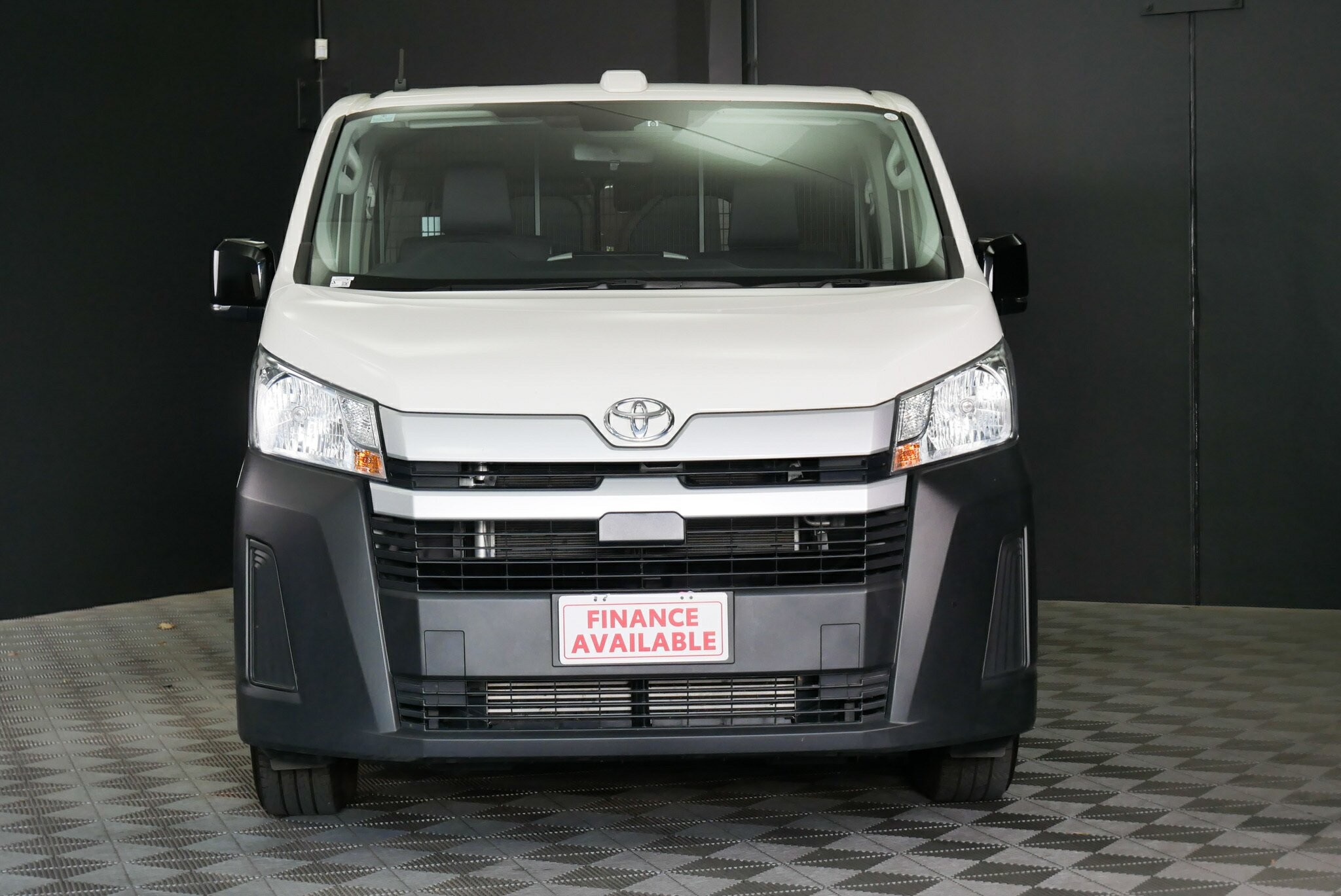 Toyota Hiace image 2