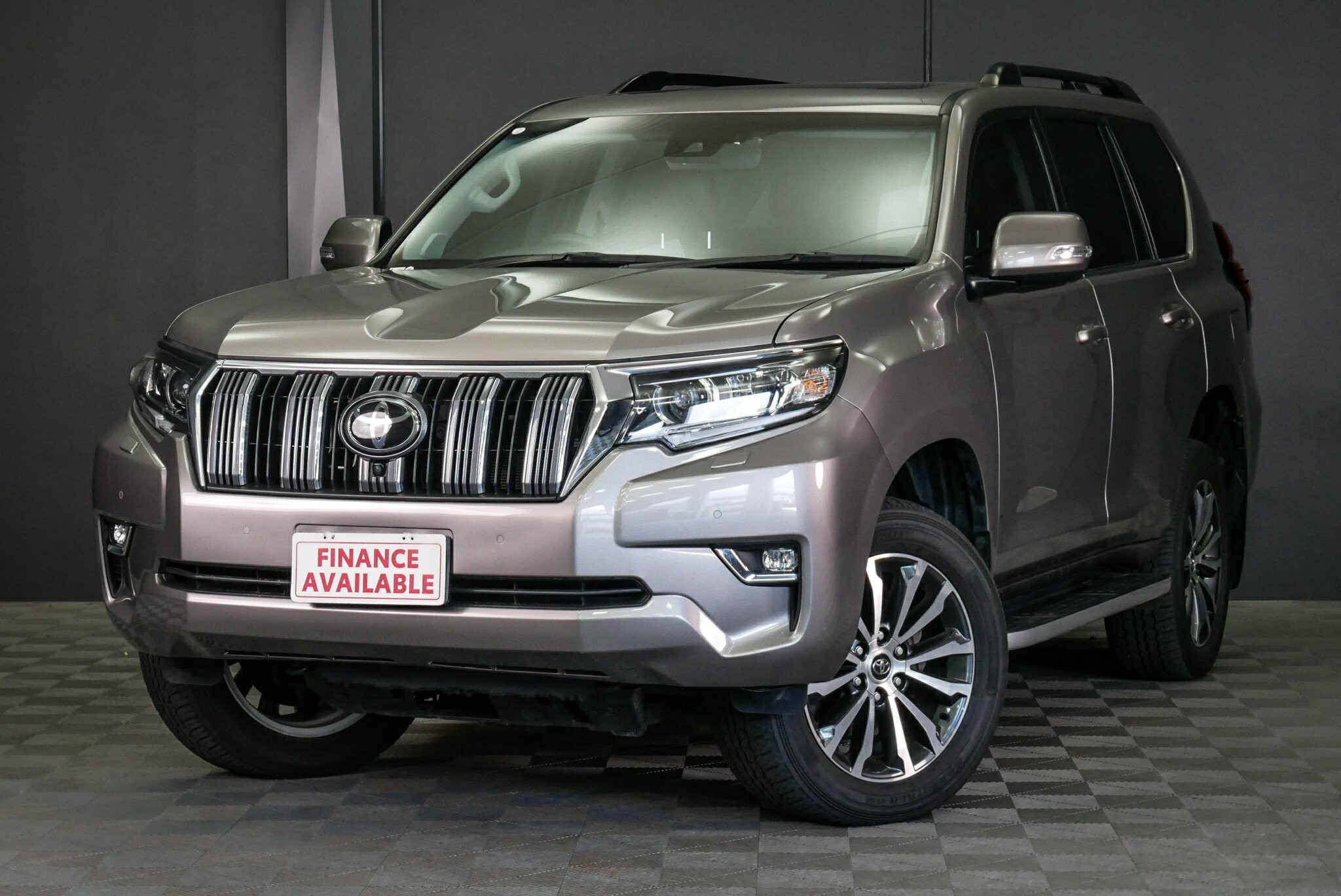 Toyota Landcruiser Prado image 3