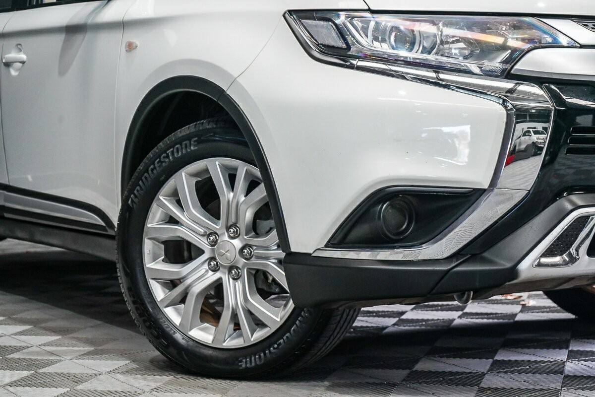 Mitsubishi Outlander image 2