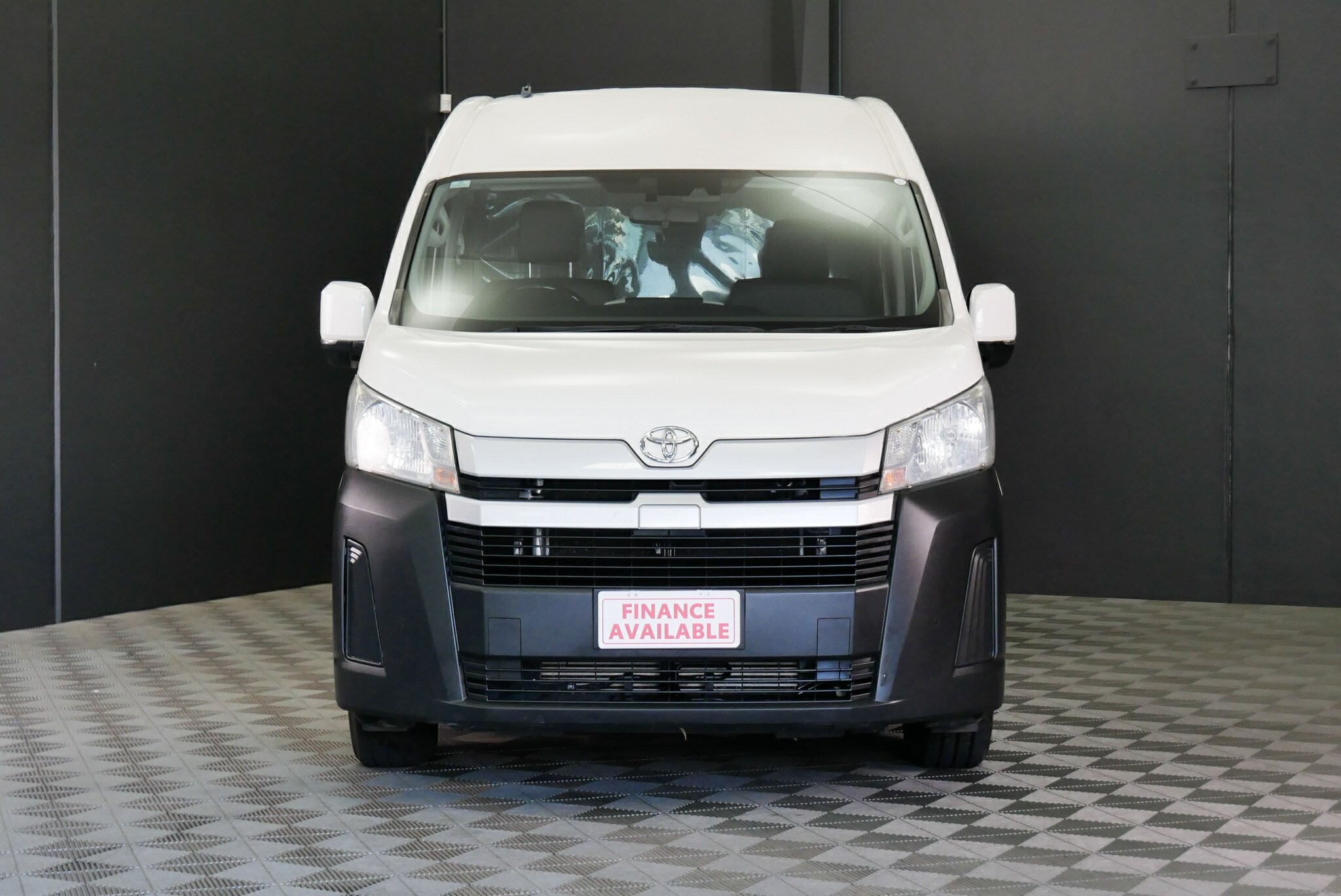 Toyota Hiace image 2