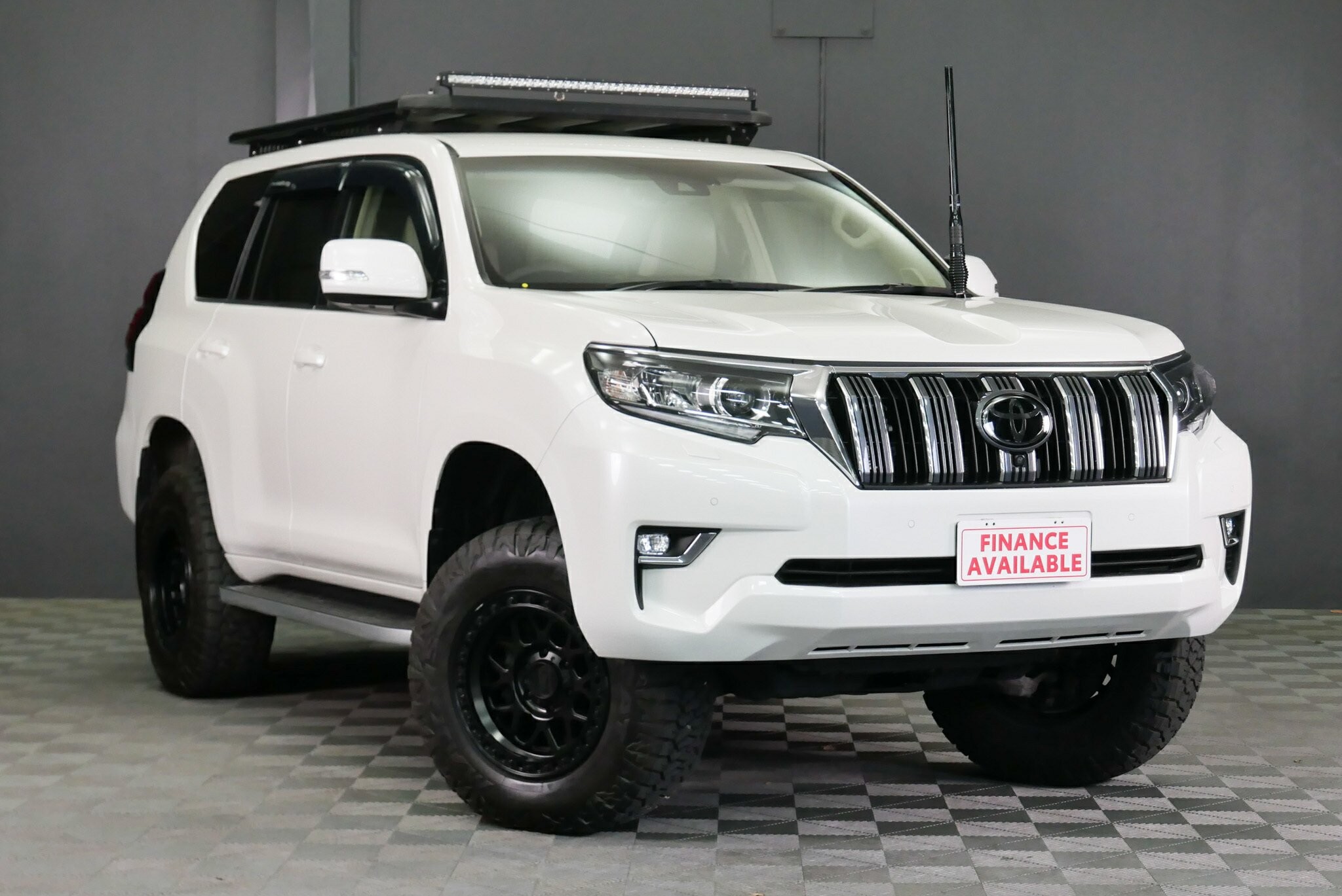 Toyota Landcruiser Prado image 1