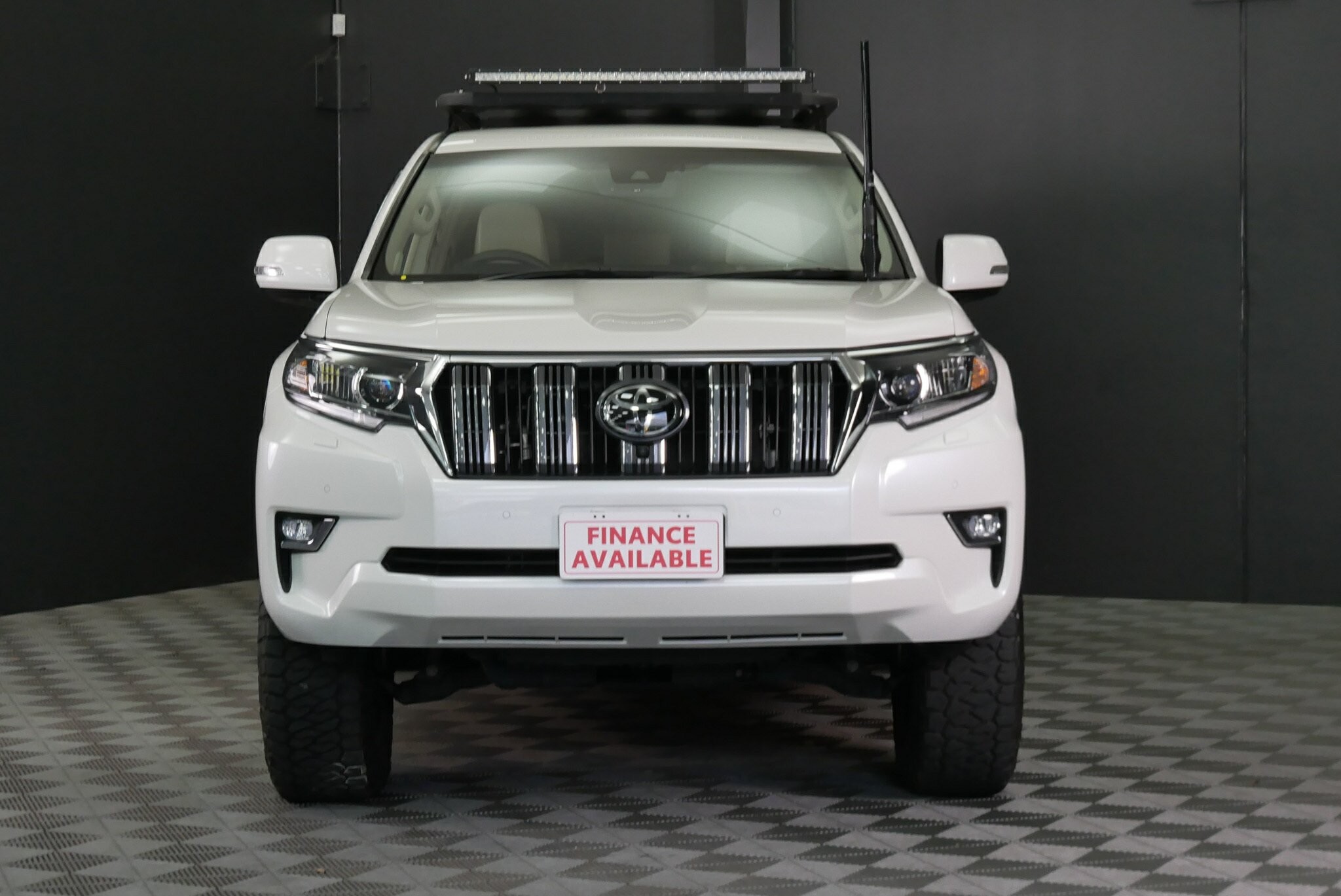 Toyota Landcruiser Prado image 2