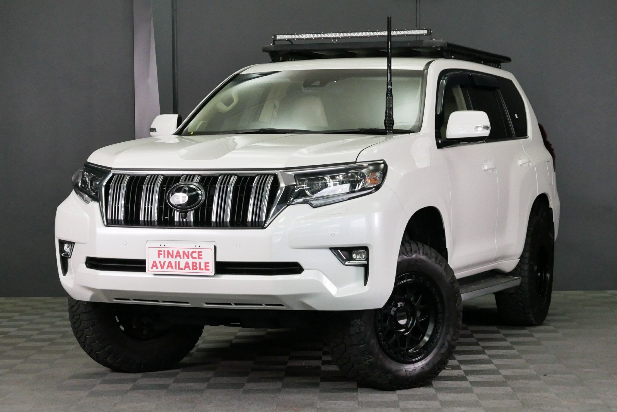 Toyota Landcruiser Prado image 3