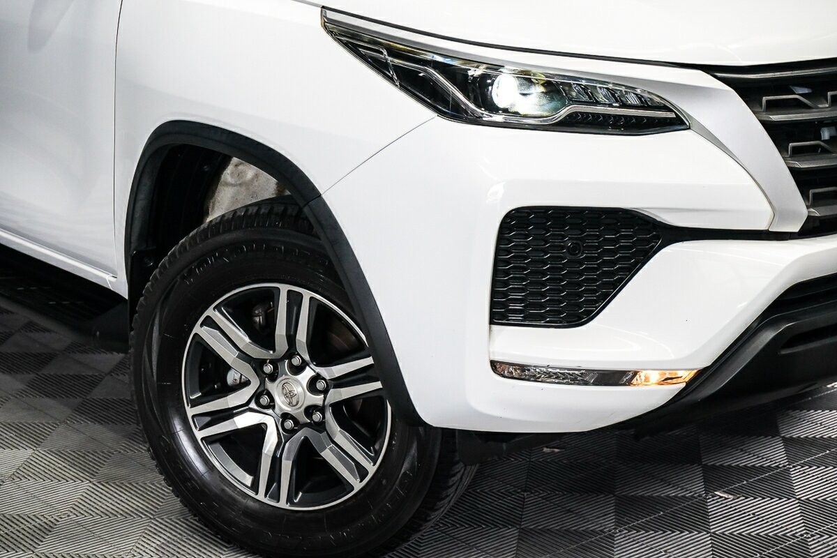 Toyota Fortuner image 3