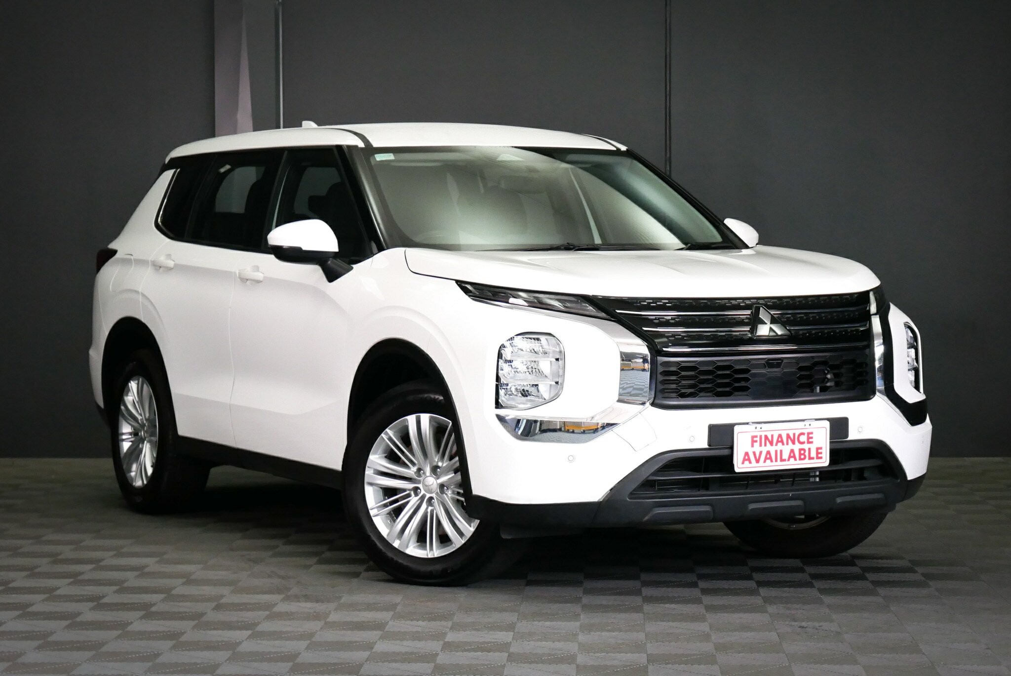 Mitsubishi Outlander image 1
