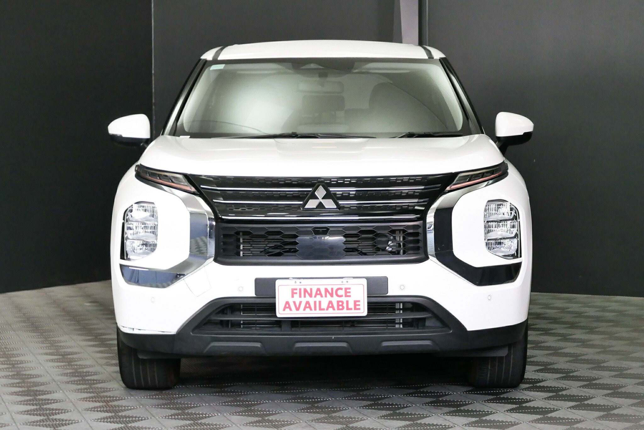 Mitsubishi Outlander image 2