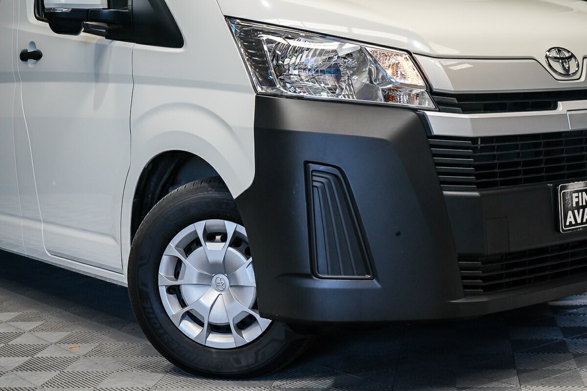 Toyota Hiace image 2