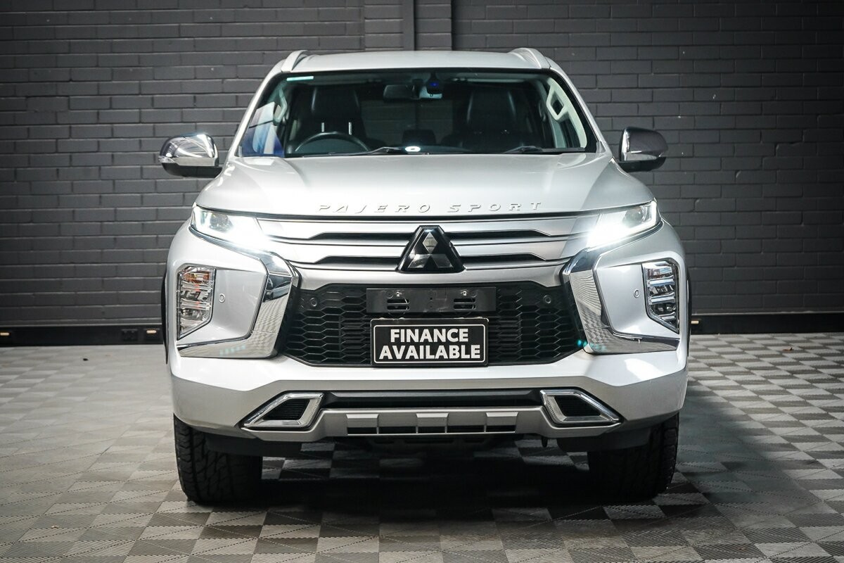 Mitsubishi Pajero Sport image 3