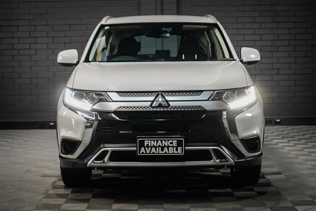 Mitsubishi Outlander image 3