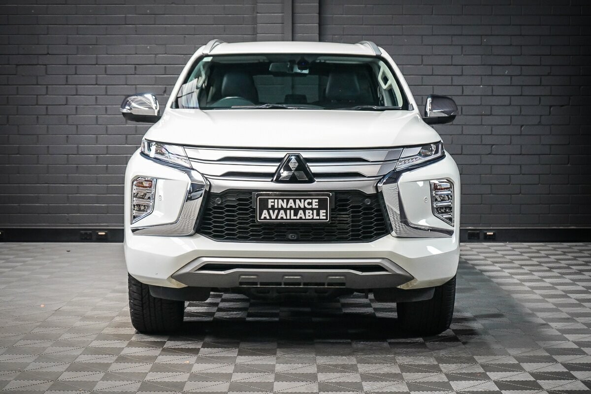 Mitsubishi Pajero Sport image 3