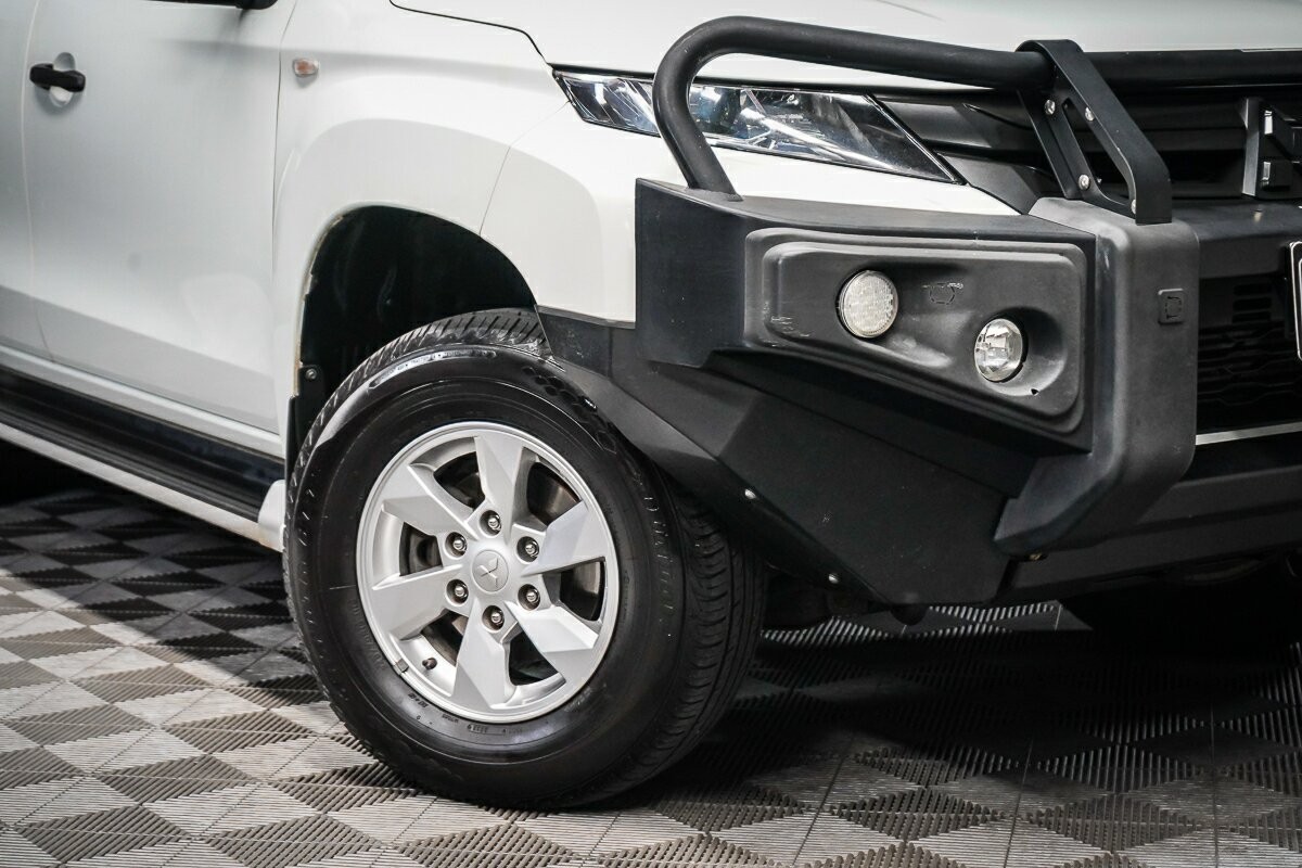 Mitsubishi Triton image 2