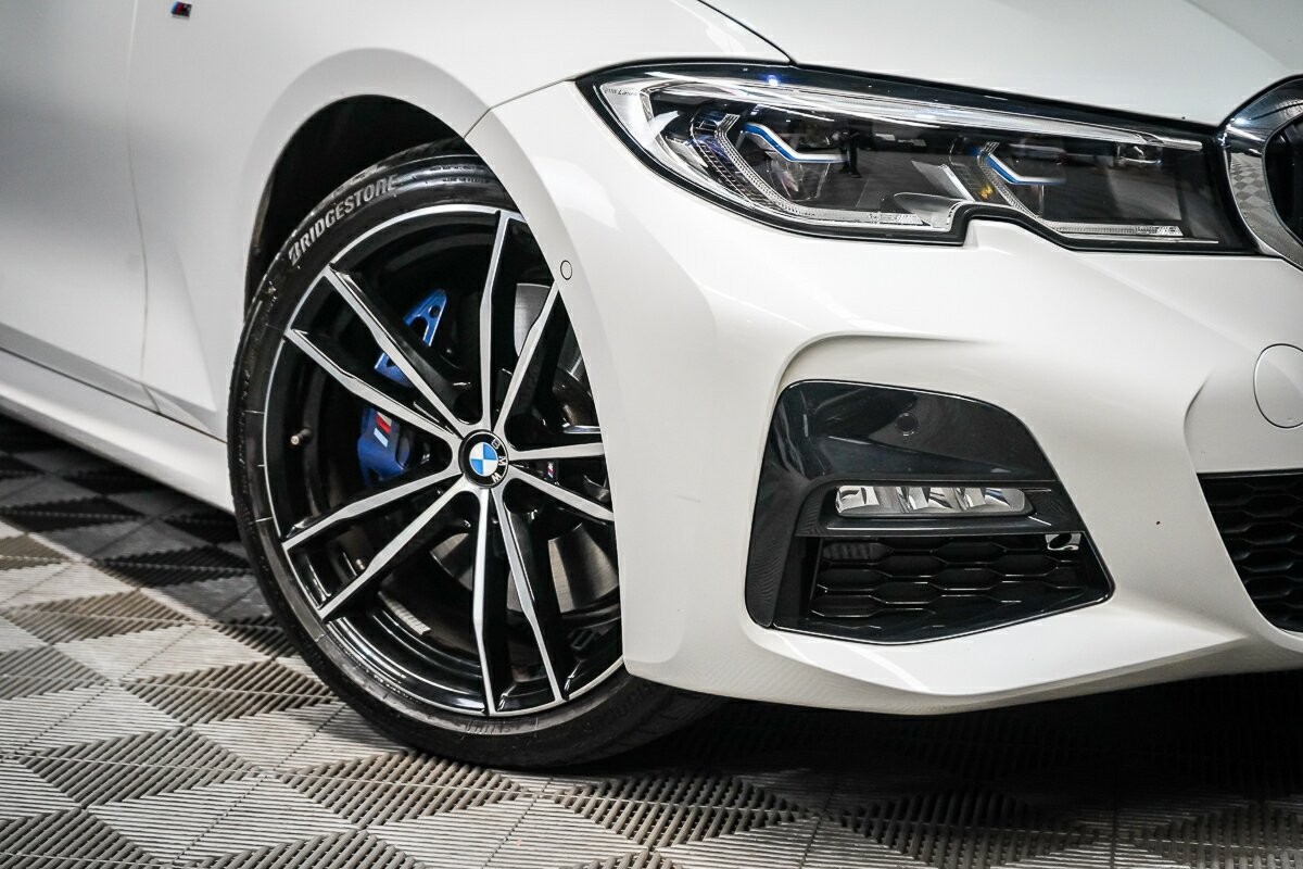 BMW 3 Series image 2