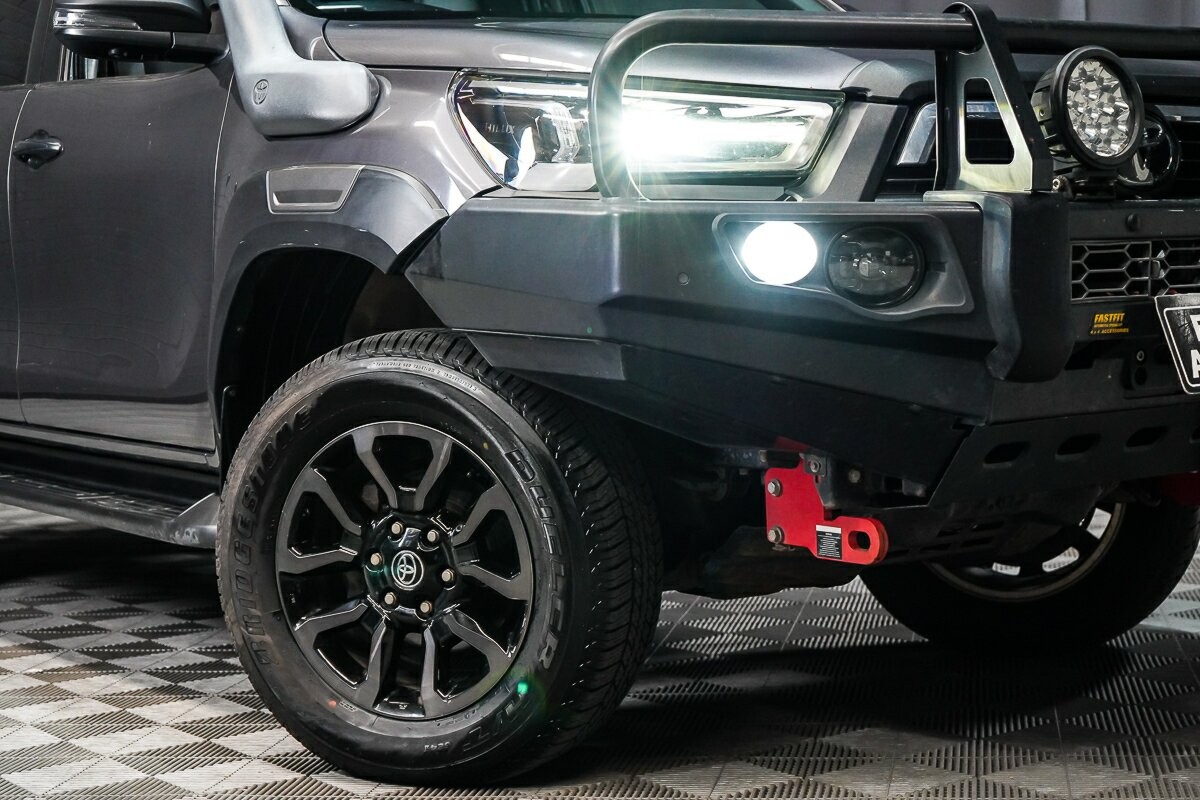 Toyota Hilux image 2