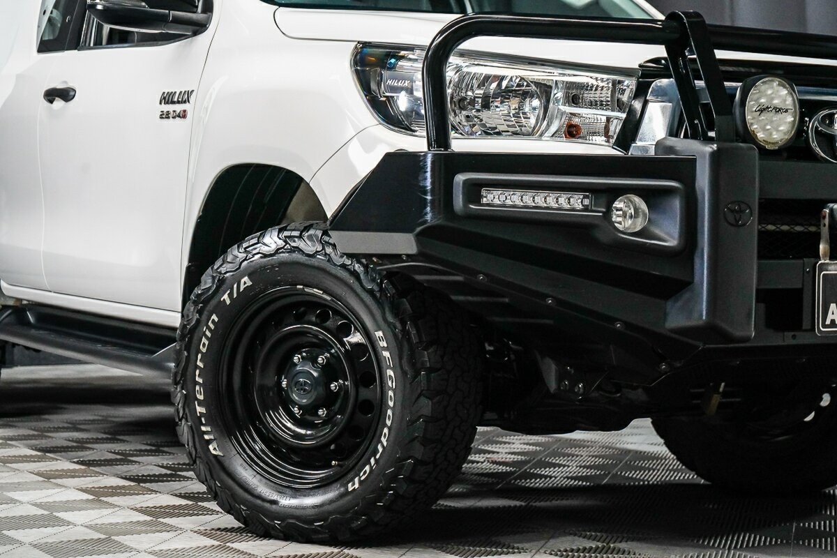 Toyota Hilux image 2