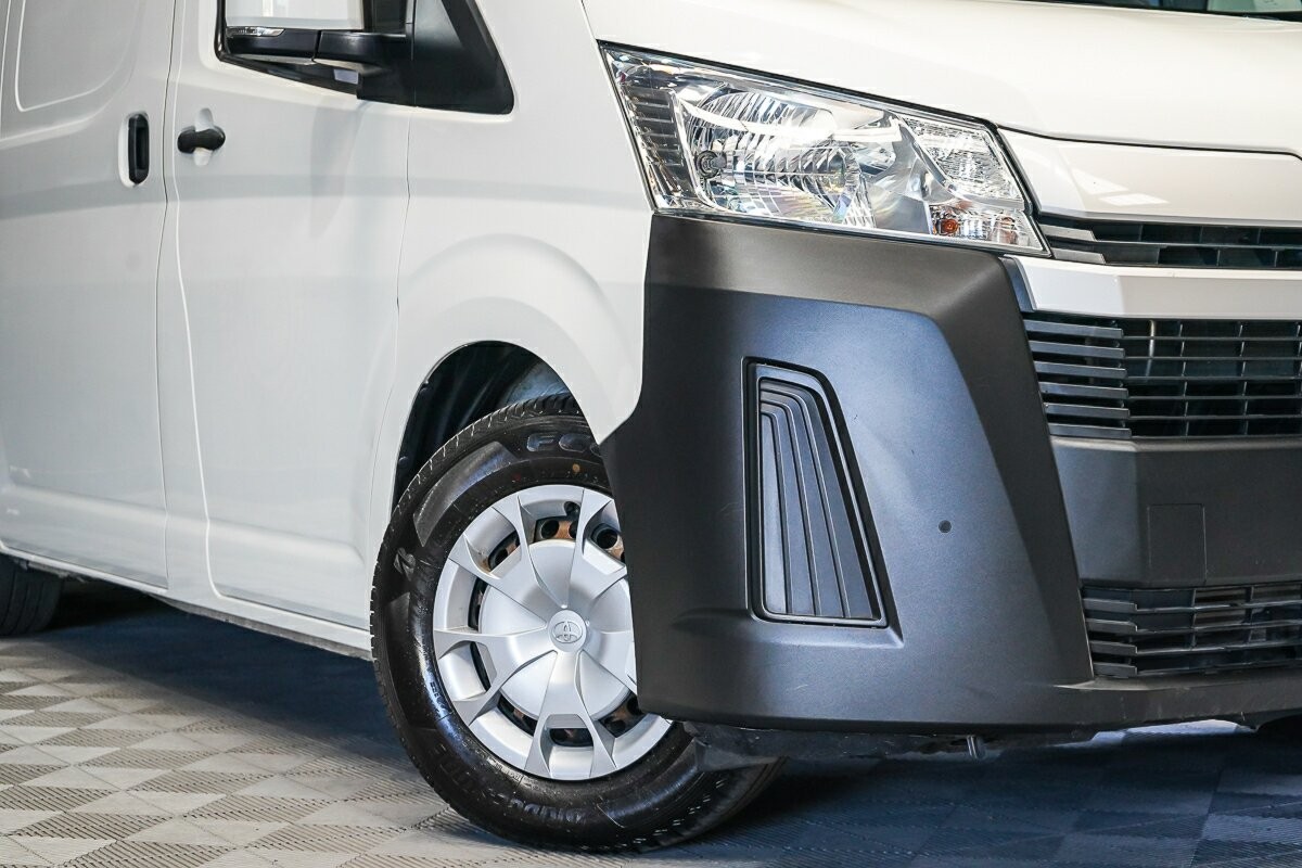 Toyota Hiace image 2