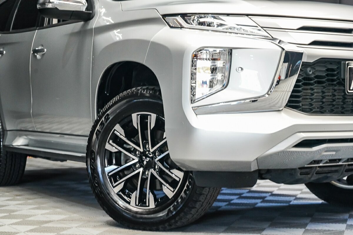 Mitsubishi Pajero Sport image 2